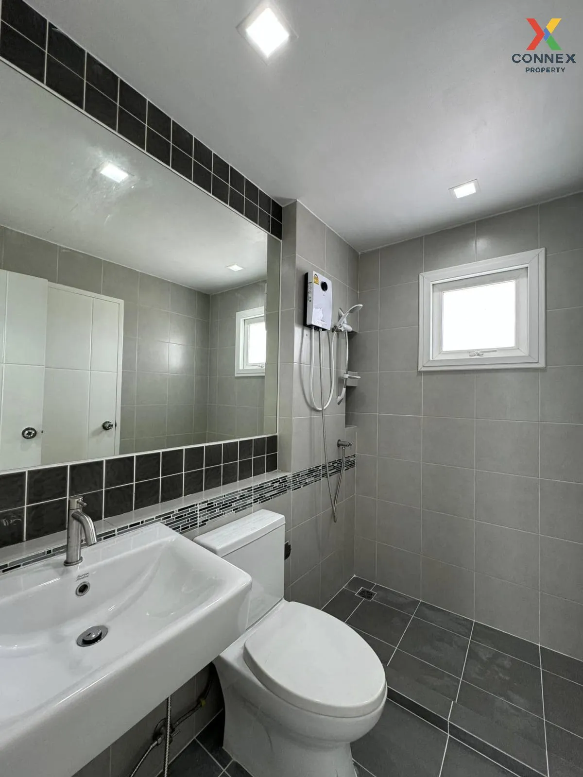 For Sale House , Kanasiri Chaiyaphruek - Wongwaen , corner unit ,