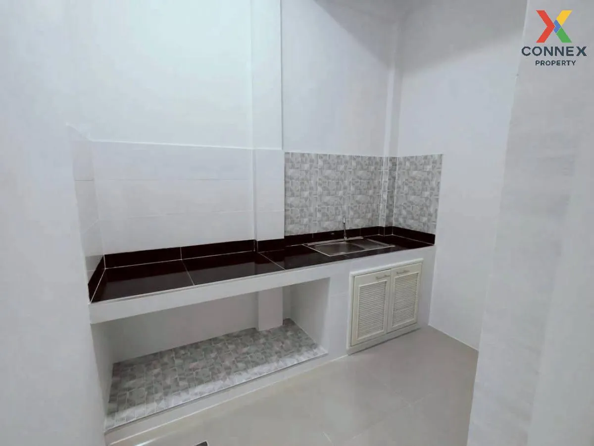 For Sale Townhouse/Townhome  , Baan Suktawee Village , Salathamma