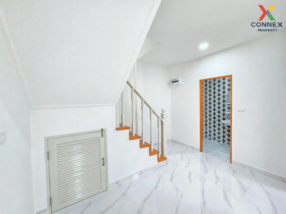 For Sale Townhouse/Townhome  , Baan Fah Piyarom Premier Park Rang