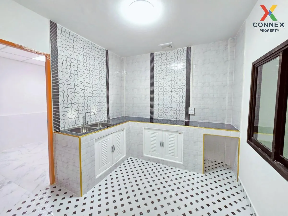 For Sale Townhouse/Townhome  , Baan Fah Piyarom Premier Park Rang