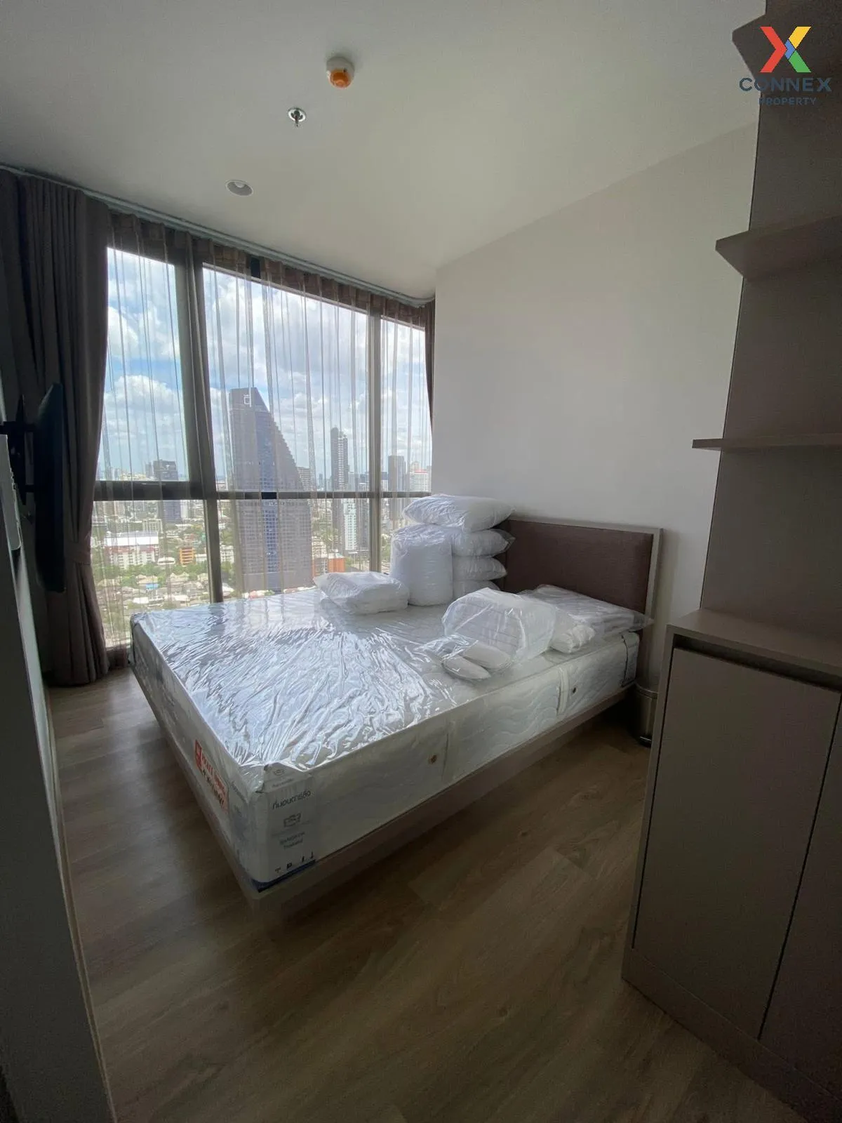 For Rent Condo , Oka Haus Sukhumvit 36 , nice view , high floor , 4