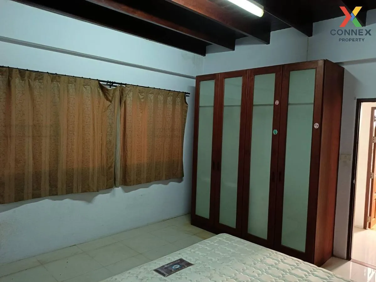 For Sale Single house in Soi Nakniwat 27, Intersection 24 , Lat P