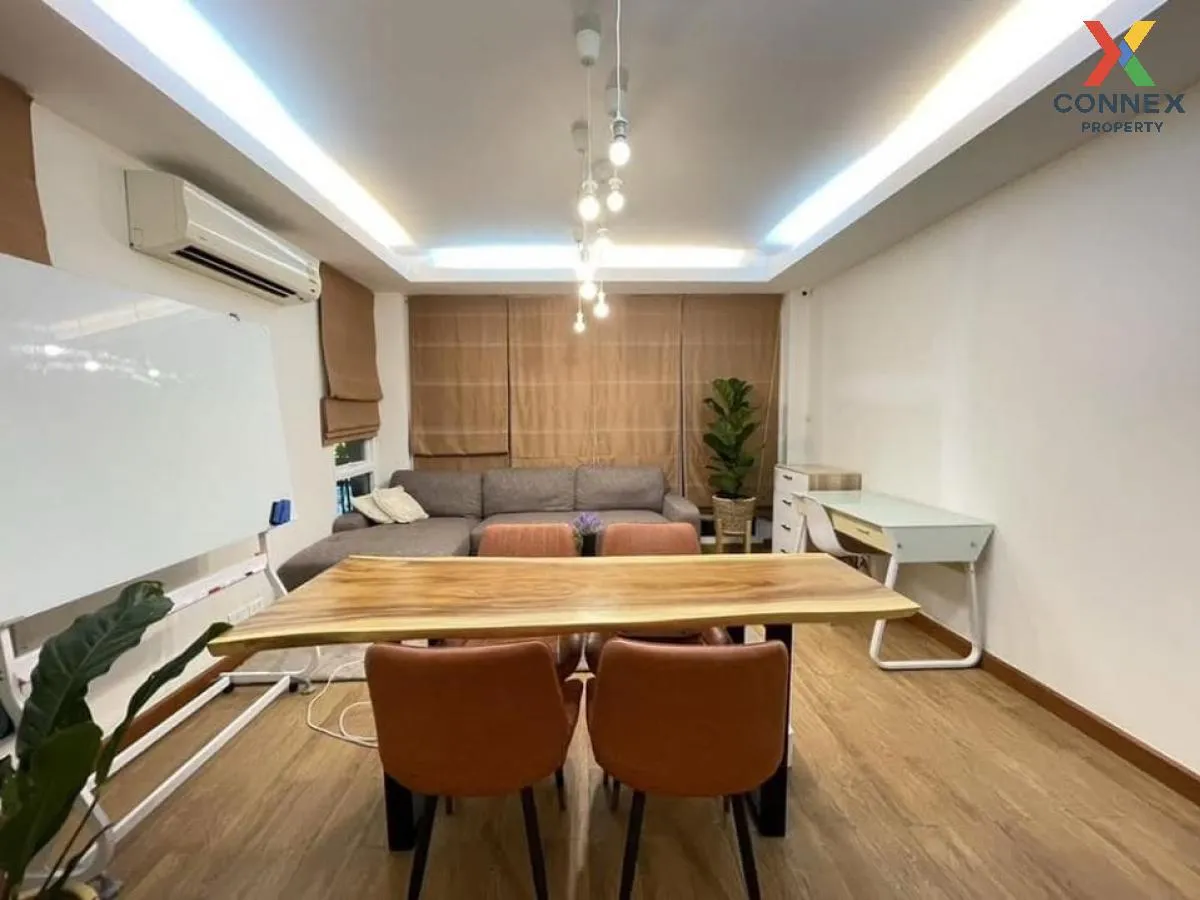 For Rent 3-storey townhouse, usable area 180 sq m, in the heart o 2