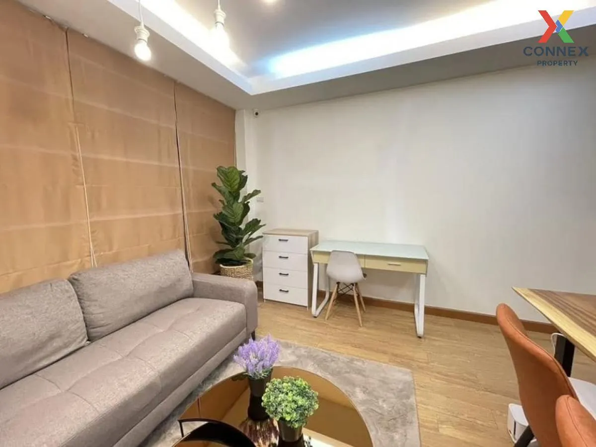 For Rent 3-storey townhouse, usable area 180 sq m, in the heart o 3