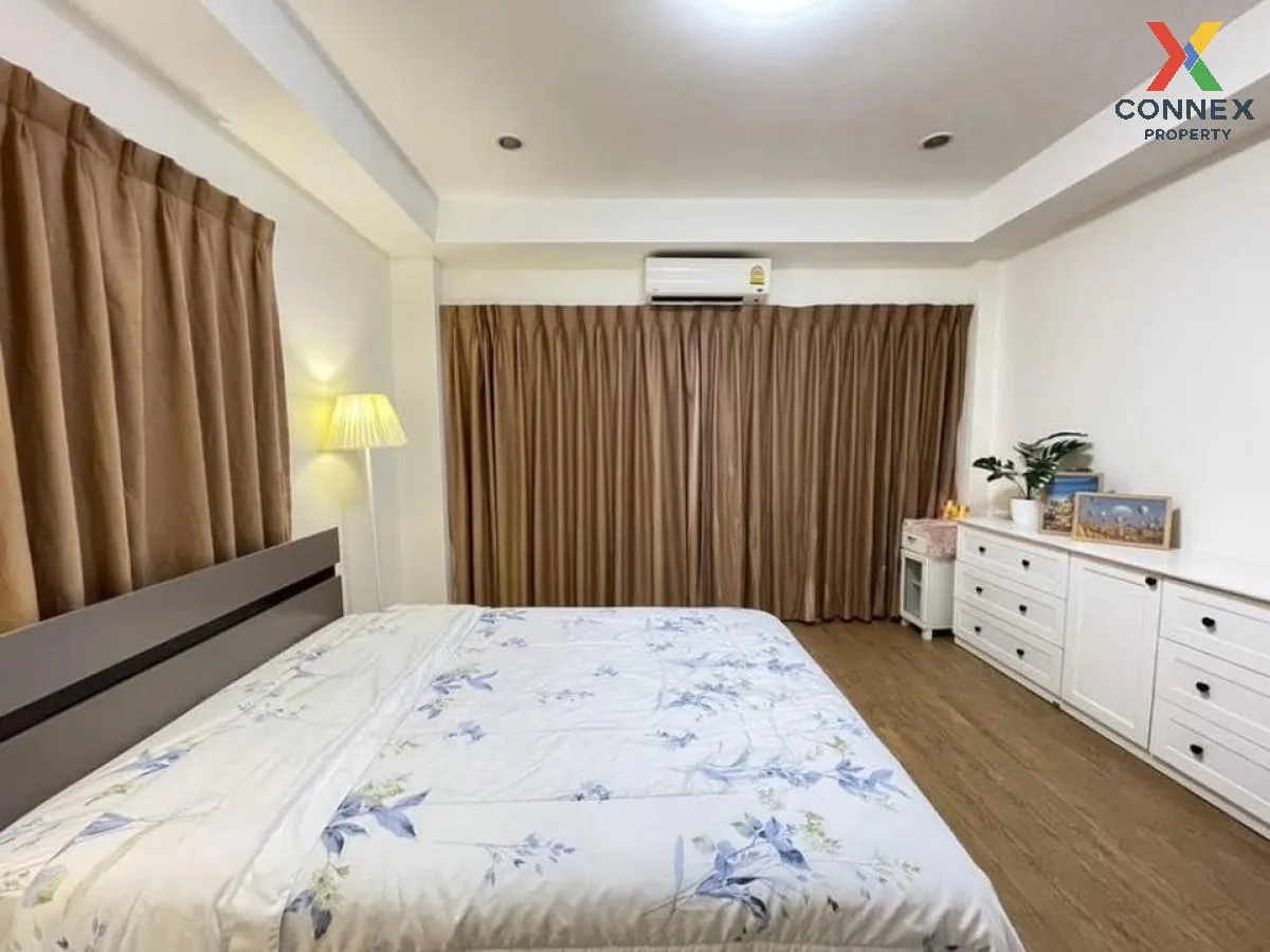 For Rent 3-storey townhouse, usable area 180 sq m, in the heart o