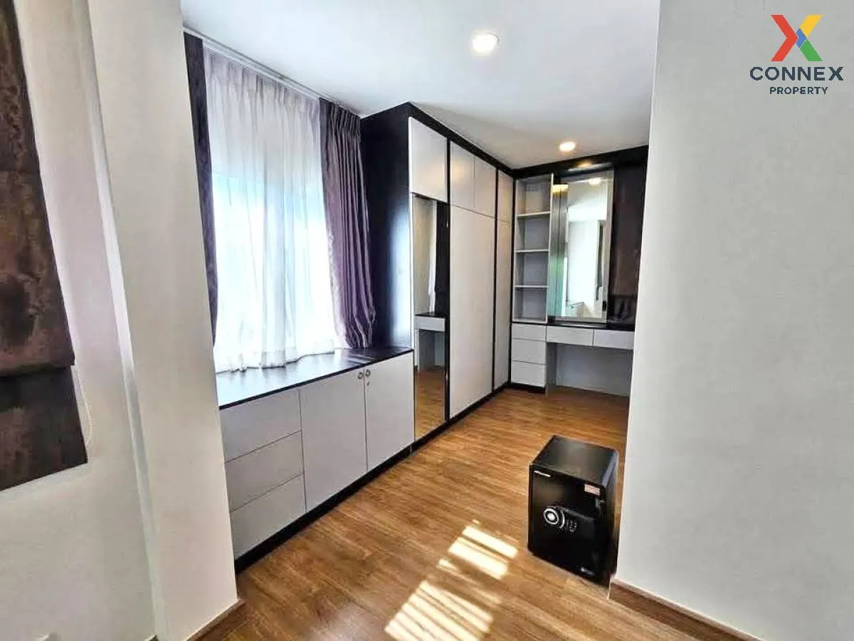 For Sale House , CENTRO Bangna - Wongwaen , corner unit , Dok Mai