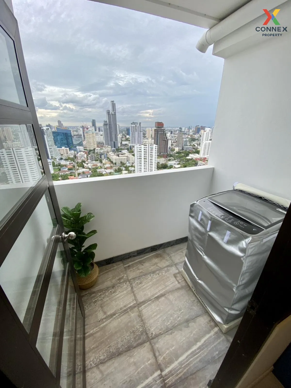 เช่าคอนโด  ท๊อปวิว ทาวเวอร์ BTS-ทองหล่อ คลองตันเหนือ เขต วัฒนา กร