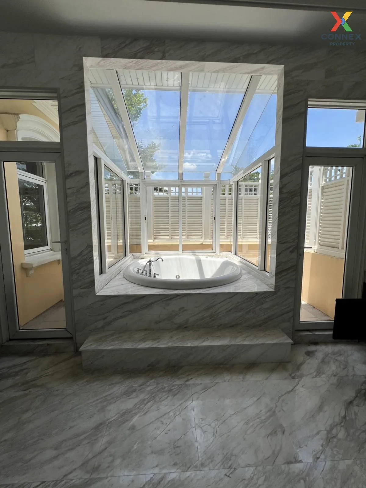 (วิวทะเลสาปหมู่บ้าน หลังมุม) ขายบ้าน  เดอะ รอยัล เรสซิเดนท์ ห้องม