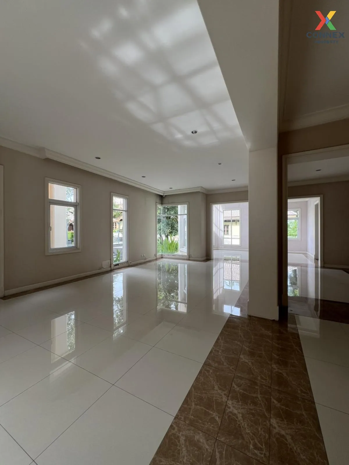 (วิวทะเลสาปหมู่บ้าน หลังมุม) ขายบ้าน  เดอะ รอยัล เรสซิเดนท์ จรเข้