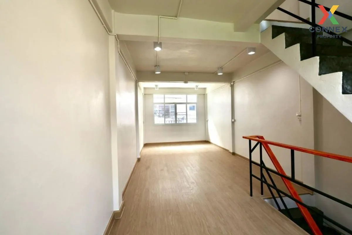 เช่าทาวเฮ้าส์ 4 ชั้นพร้อมดาดฟ้า 15 ตรว. สาทร 11 ยานนาวา เขต สาทร  เช่าทาวเฮ้าส์ 4 ชั้นพร้อมดาดฟ้า 15 ตรว. สาทร 11 ยานนาวา เขต สาทร  4