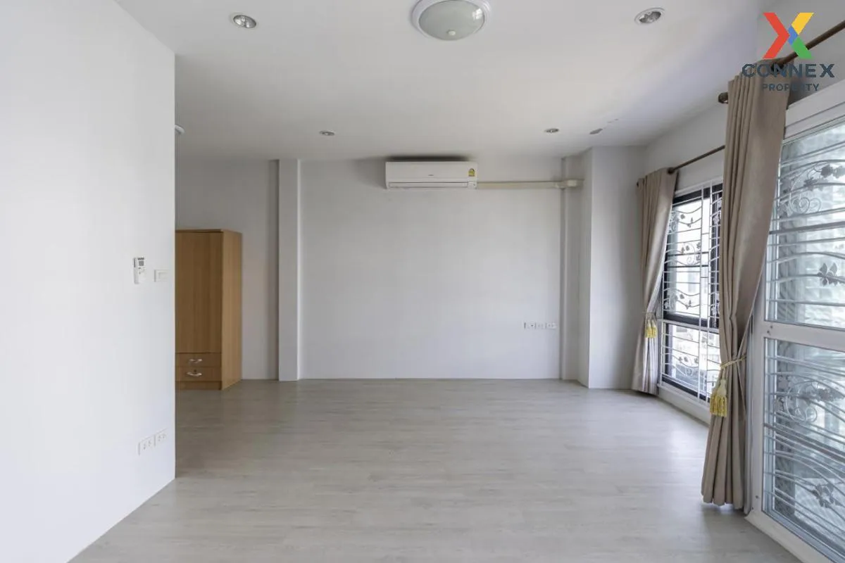 ขายทาวน์เฮ้าส์/ทาวน์โฮม  ลา ปาตีย์ บ้านสวน บ้านสวน เมืองชลบุรี ชล