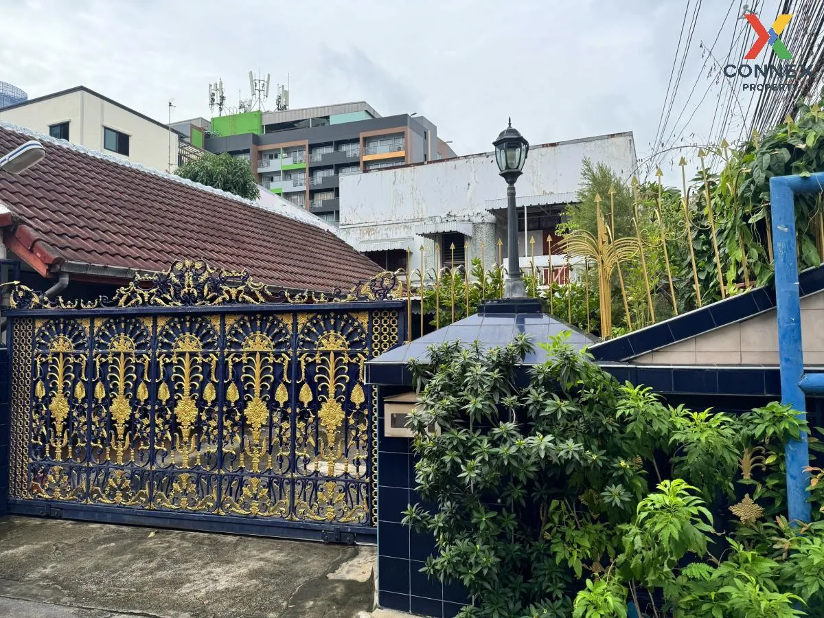 For Sale Two-story single house, Ratchada Soi 3 , corner unit , D 1