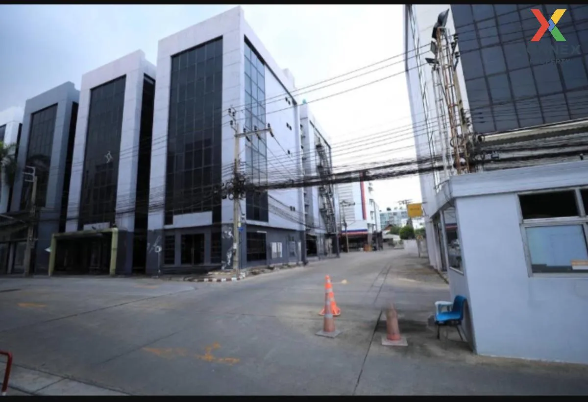 For Sale Commercial building for sale, 4 units connected together 2