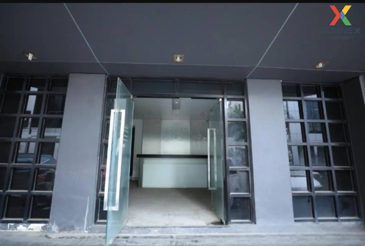 For Sale Commercial building for sale, 4 units connected together 3