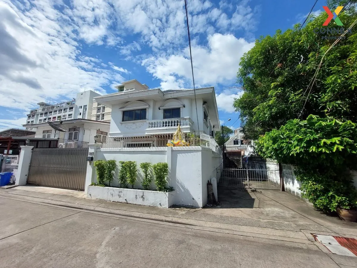 For Rent Detached house,ratchada , corner unit , wide frontage ,  1