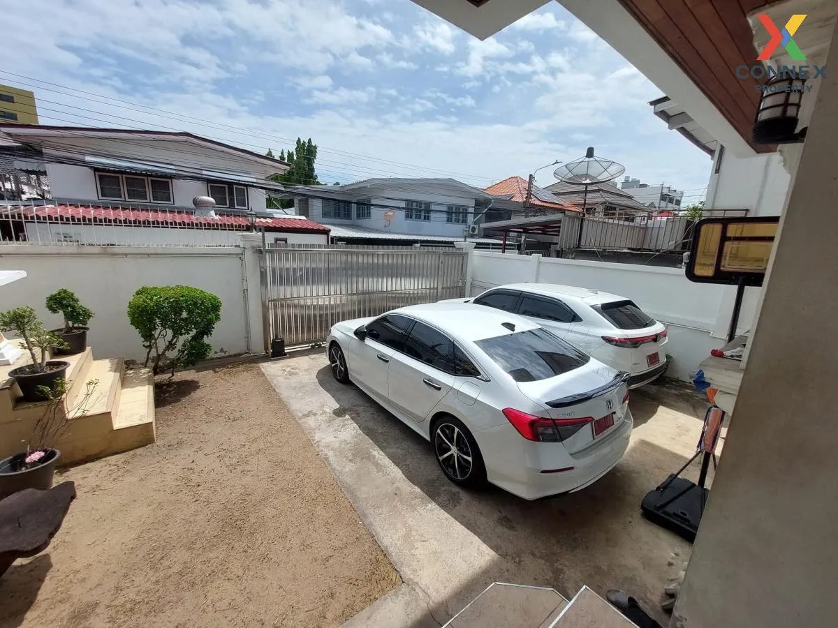 For Rent Detached house,ratchada , corner unit , wide frontage ,  2