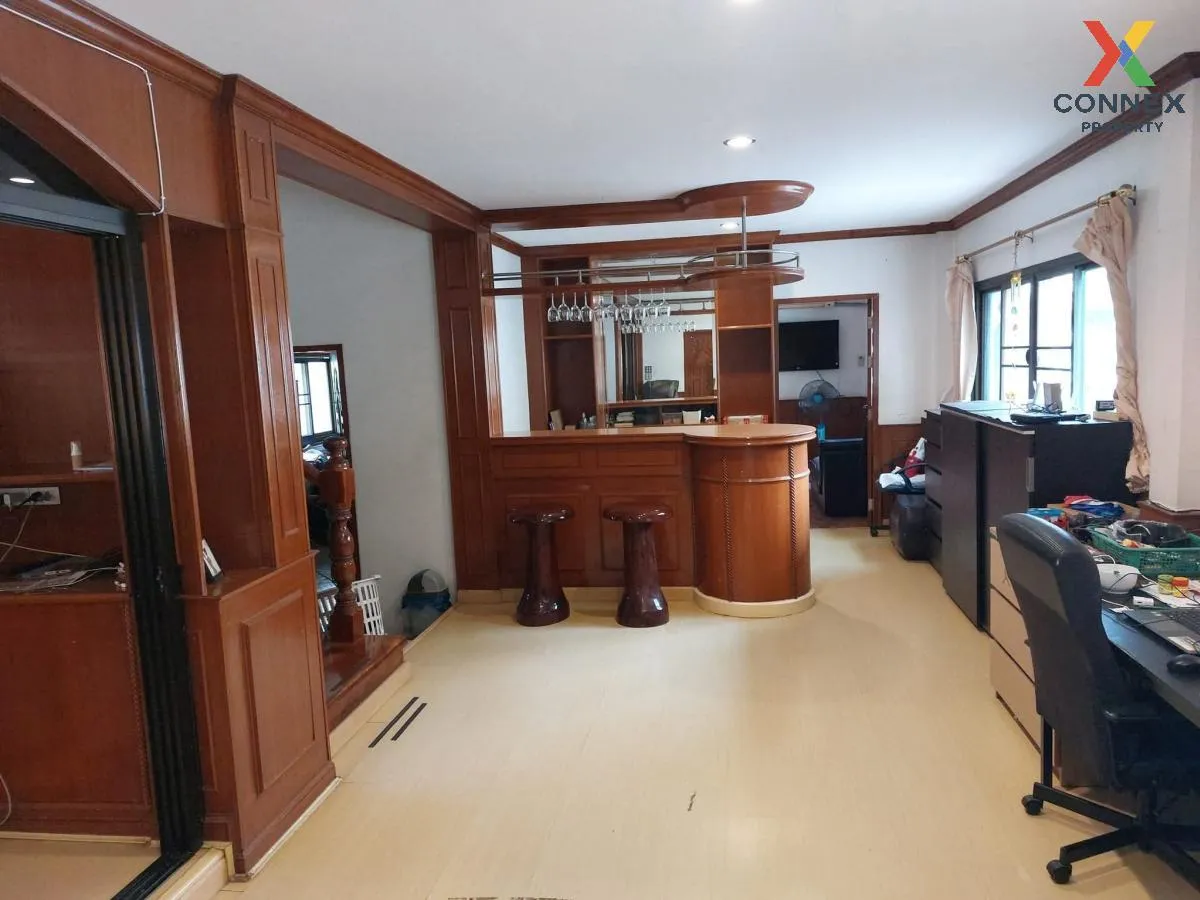 For Rent Detached house,ratchada , corner unit , wide frontage ,  3