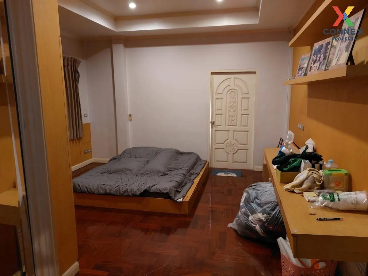 For Rent Detached house,ratchada , corner unit , wide frontage , 