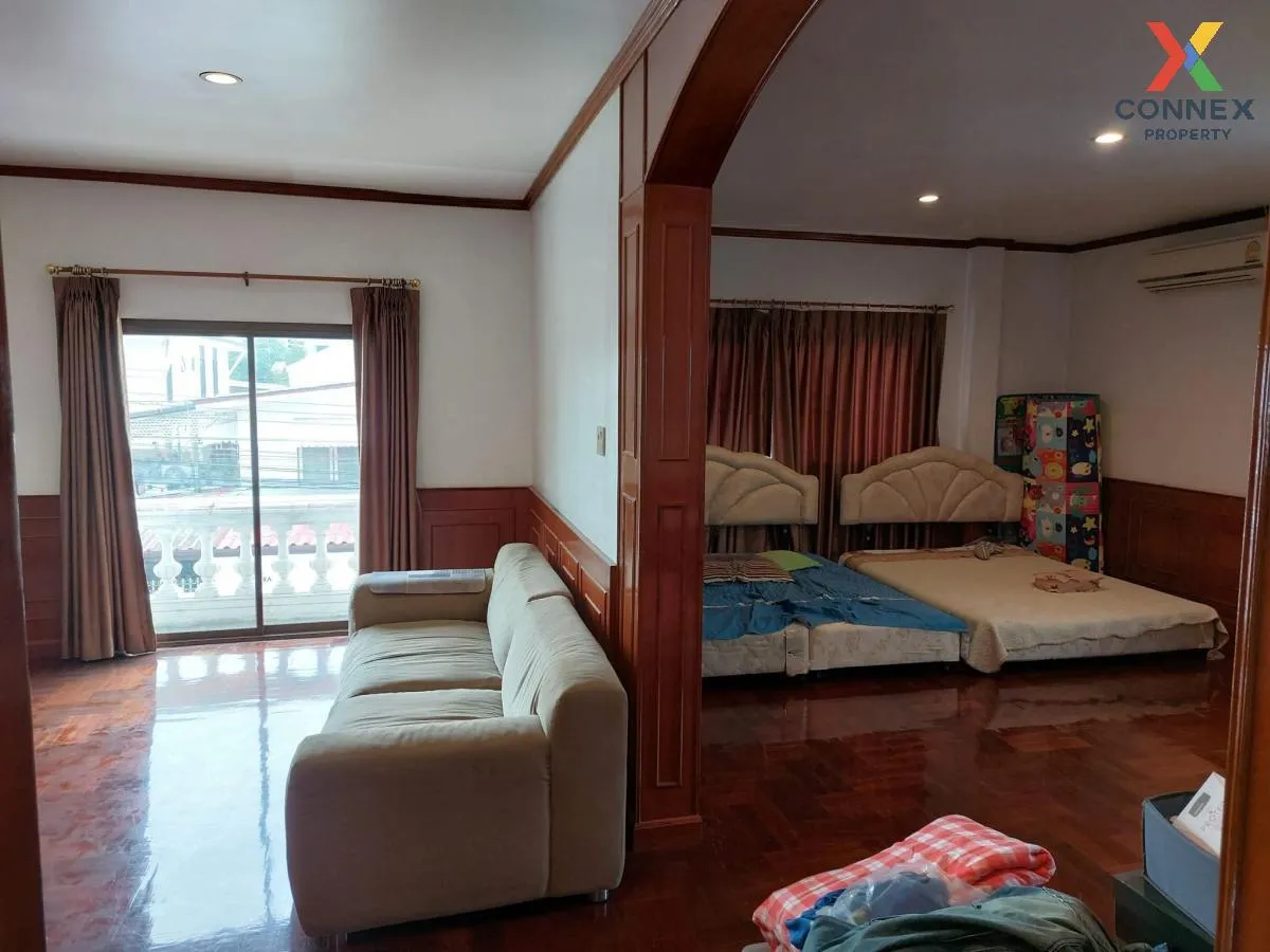 For Rent Detached house,ratchada , corner unit , wide frontage , 