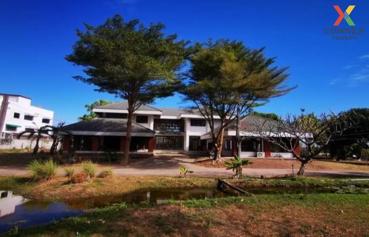 For Sale Two-story lake view house. 480 sq.m. on a 1 rai plot. Lo For Sale Two-story lake view house. 480 sq.m. on a 1 rai plot. Lo 3