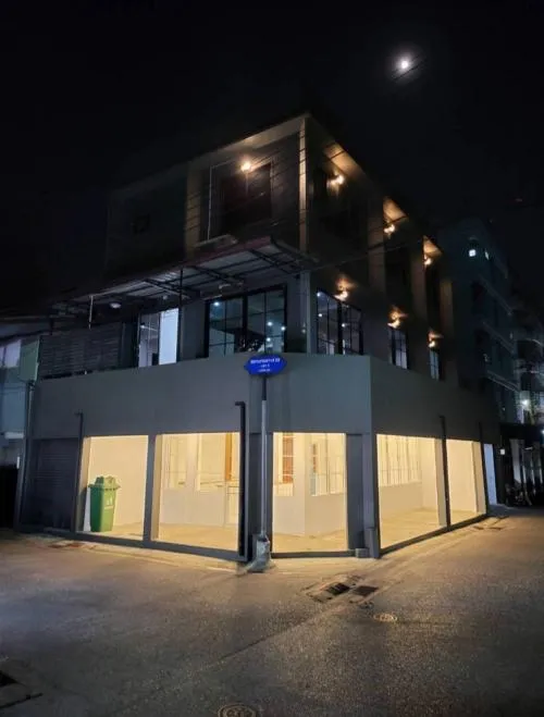 For Sale  3-storey commercial building, Soi Prachasongkhro 29, near University of the Thai Chamber of Commerce , corner unit , Ratchadaphisek , Din Daeng , Bangkok , CX-133448