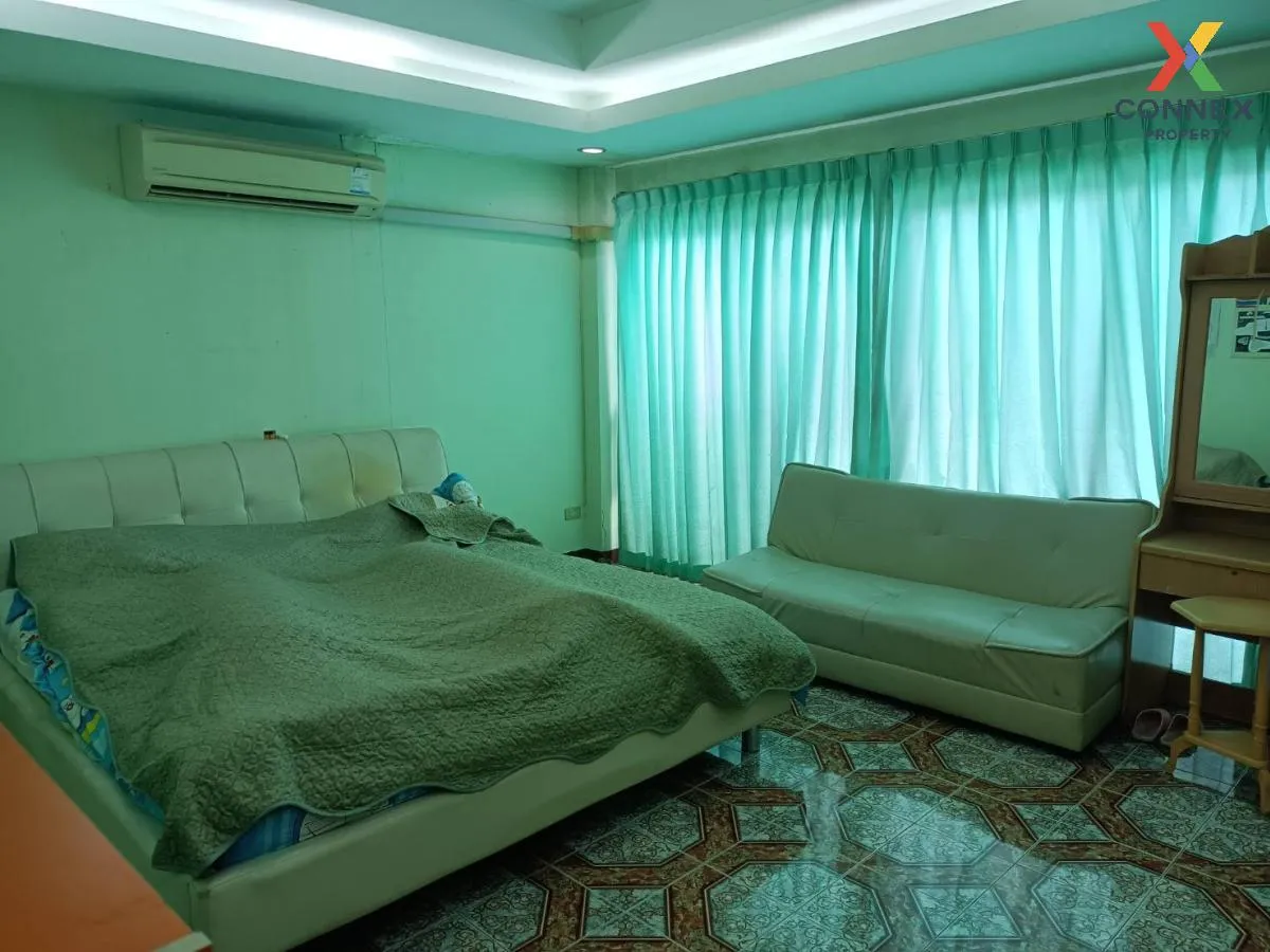 For Sale Commercial Building , Nawathai , corner unit , Khlong Nu For Sale Commercial Building , Nawathai , corner unit , Khlong Nu