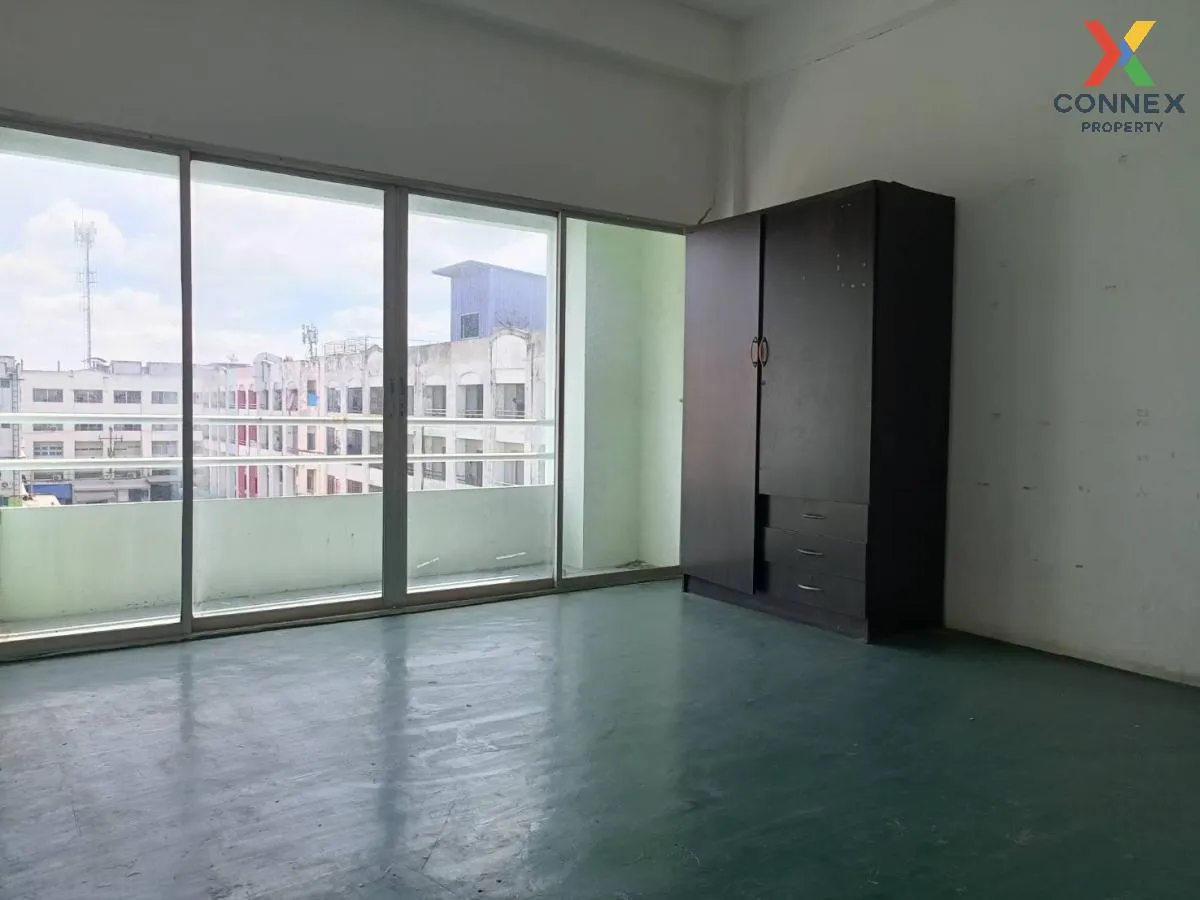For Sale Commercial Building , Nawathai , corner unit , Khlong Nu For Sale Commercial Building , Nawathai , corner unit , Khlong Nu