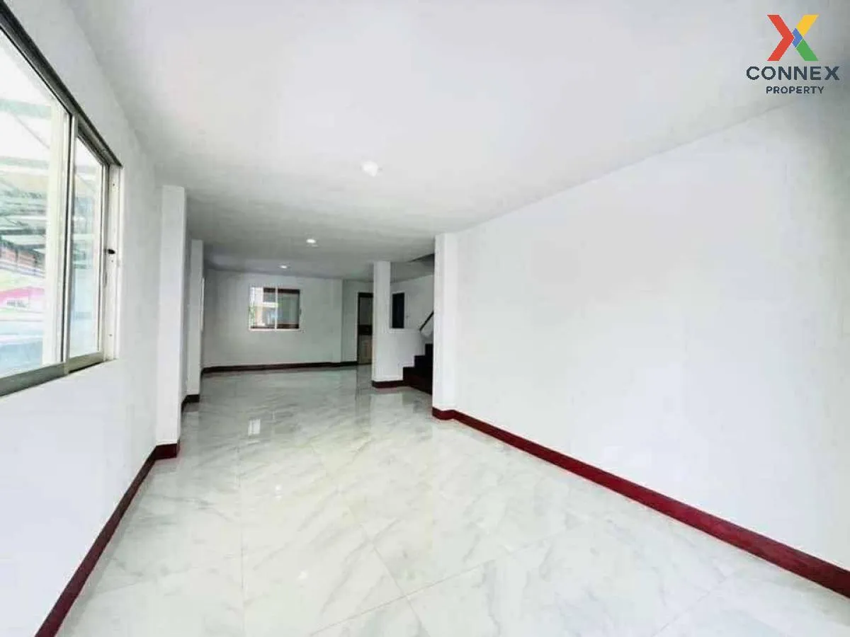 For Sale House , Siwarat 9 Bangbuathong , corner unit , wide fron 2