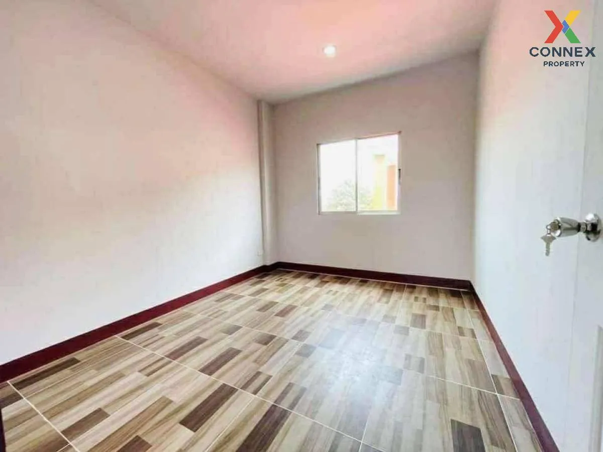 For Sale House , Siwarat 9 Bangbuathong , corner unit , wide fron