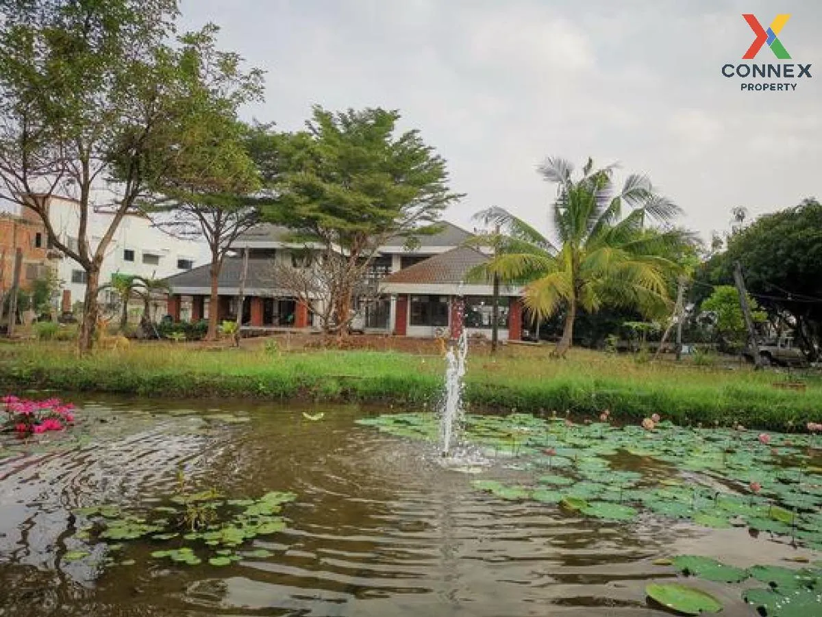 For Sale A luxury lakeside house, next to Phahonyothin Road, Khok 1