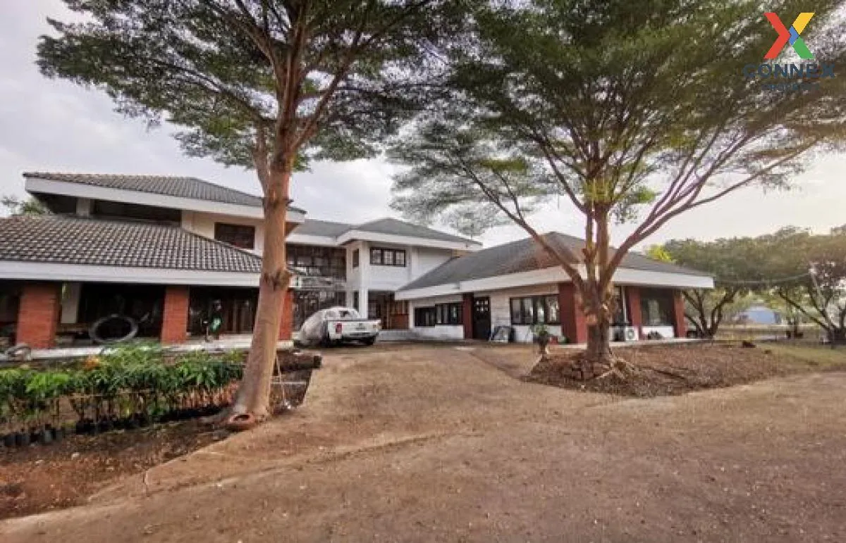 For Sale A luxury lakeside house, next to Phahonyothin Road, Khok 2