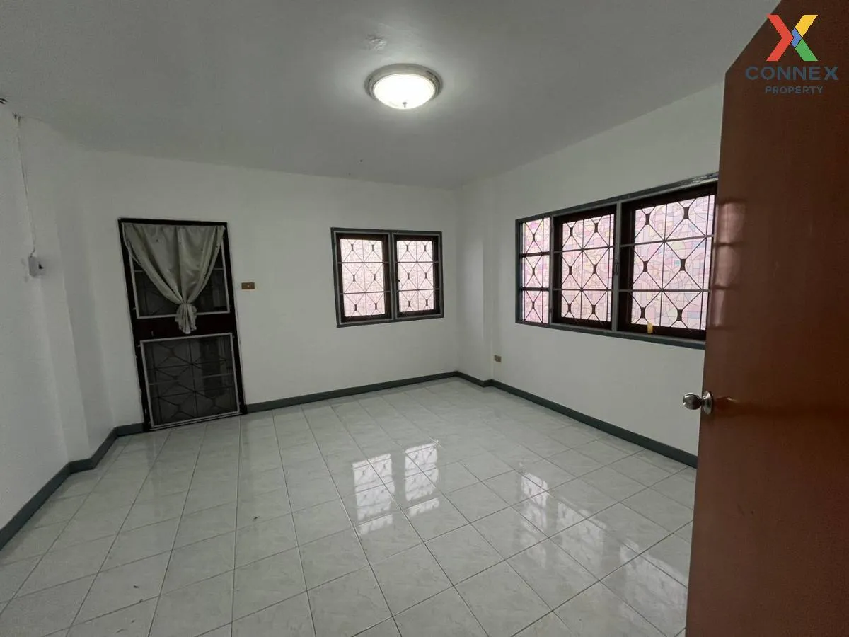 For Sale House , Buntharik Watcharapol Sukhaphiban 5 , wide front