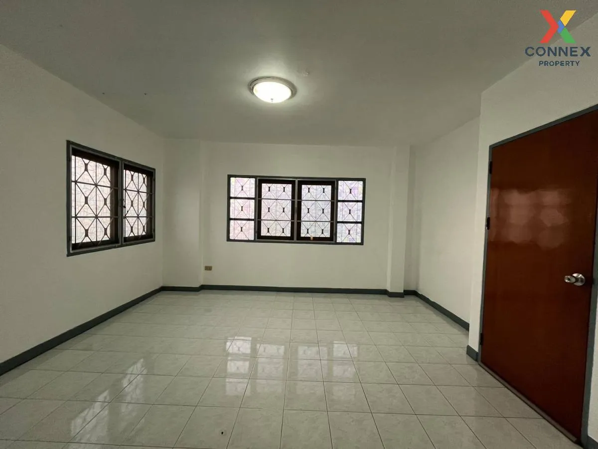 For Sale House , Buntharik Watcharapol Sukhaphiban 5 , wide front