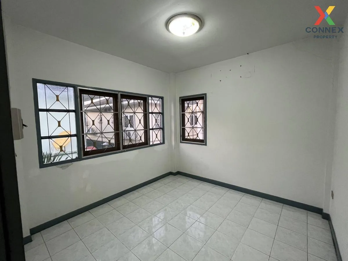 For Sale House , Buntharik Watcharapol Sukhaphiban 5 , wide front