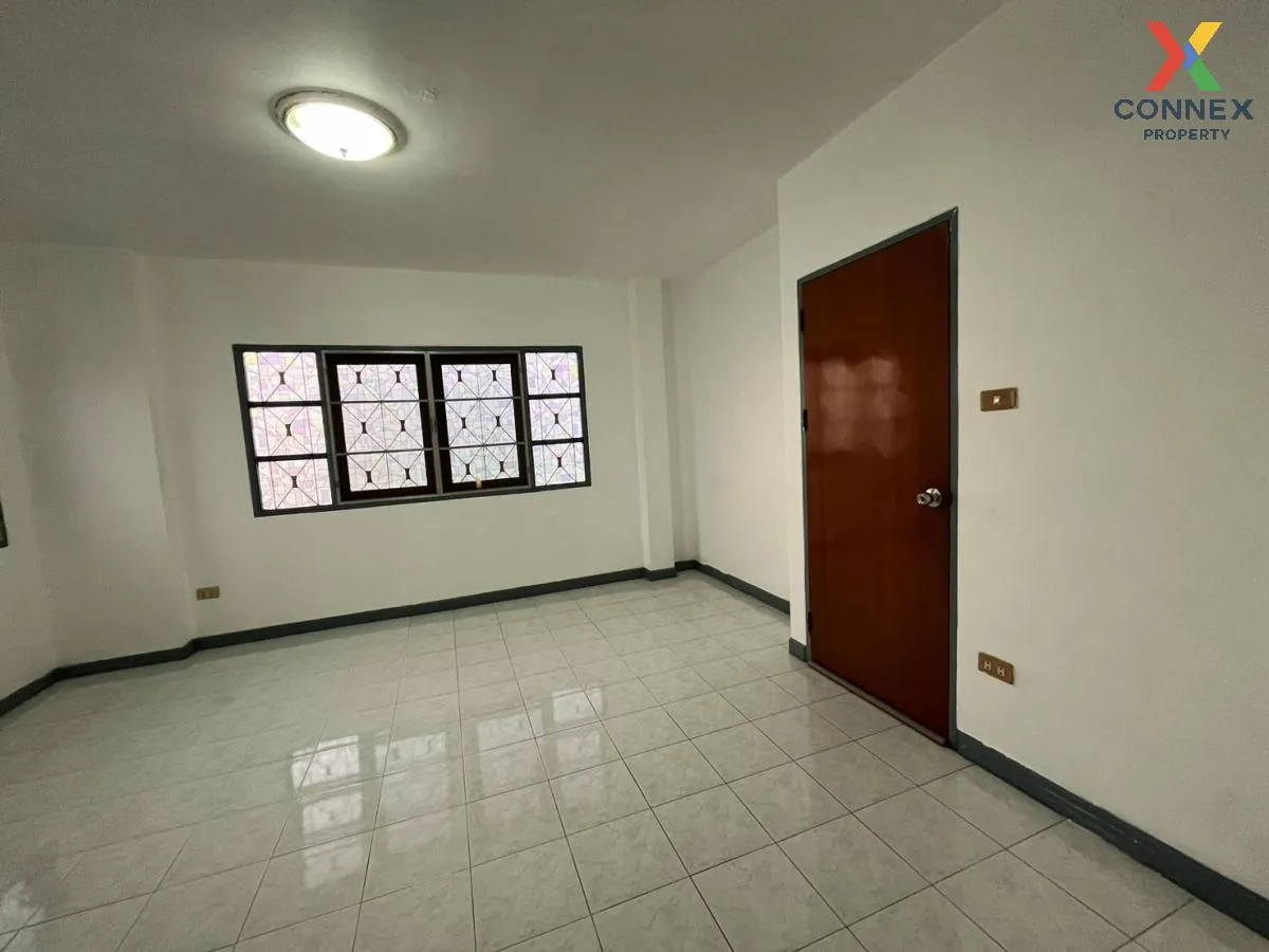 For Sale House , Buntharik Watcharapol Sukhaphiban 5 , wide front