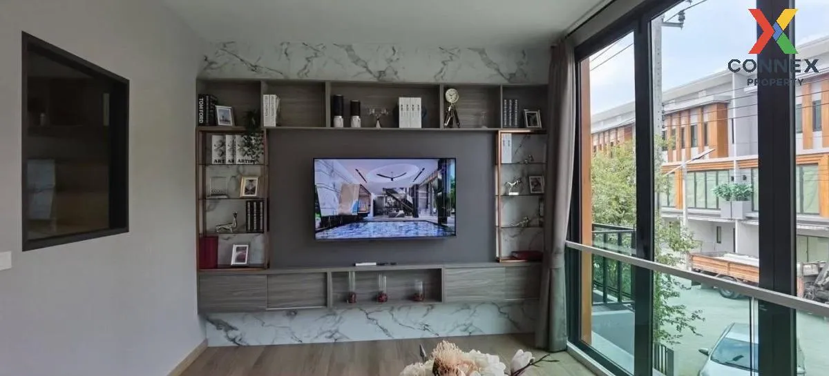 For Rent Townhouse/Townhome  , Eigen Rama 9 , newly renovated , P