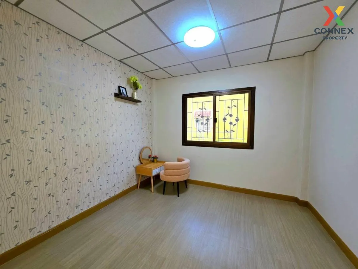 For Sale Townhouse/Townhome  , Panason 8 Tai Baan , corner unit ,