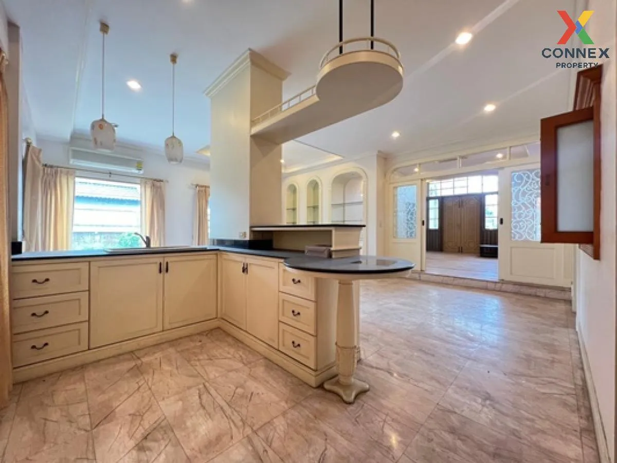 ขายบ้าน  ลดาวัลย์ ศรีนครินทร์ ชั้นสูง ห้องมุม หน้ากว้าง บางแก้ว บ