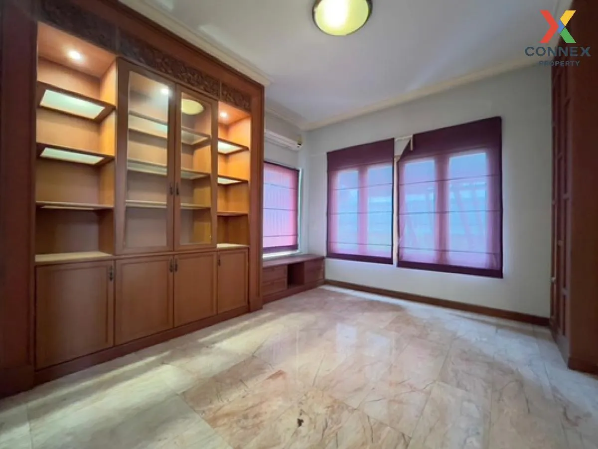 ขายบ้าน  ลดาวัลย์ ศรีนครินทร์ ชั้นสูง ห้องมุม หน้ากว้าง บางแก้ว บ