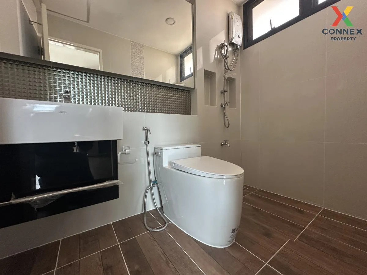 For Sale House , Thanyaphirom Grand Ville Khlong 7 , corner unit 