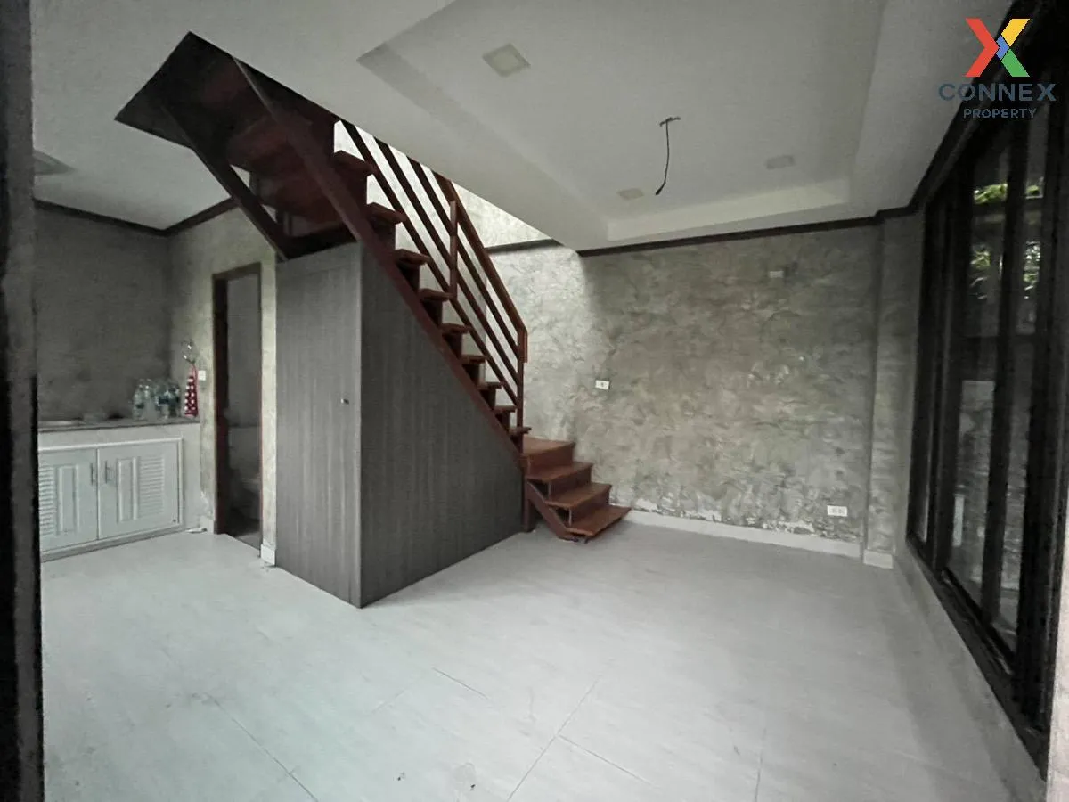 For Sale House , Dzio Ratchapruek-Rattanathibet  , corner unit , 