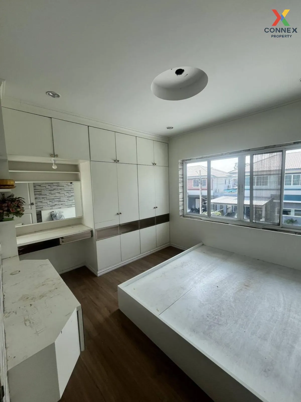 For Sale House , Dzio Ratchapruek-Rattanathibet  , corner unit , 