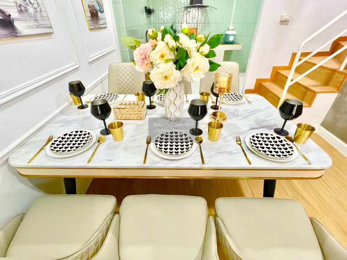 For Sale Townhouse/Townhome  , Preecha 11 , high floor , MRT-Sett 3