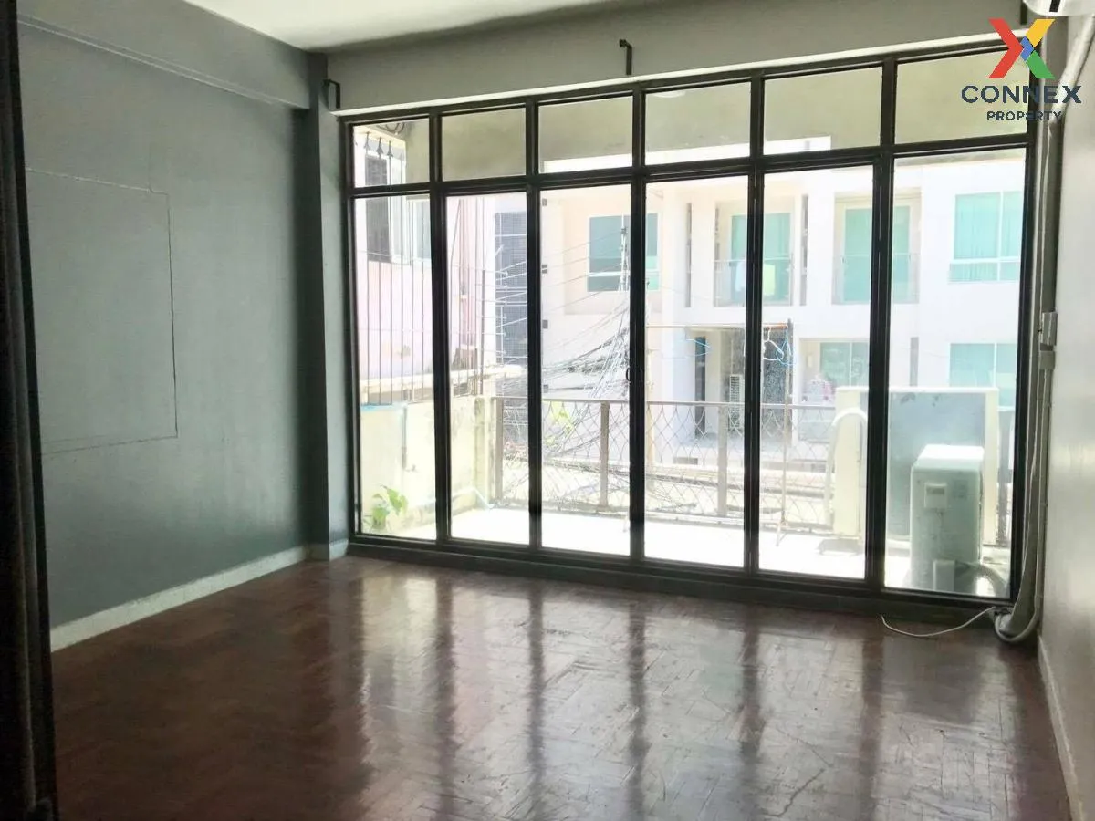 เช่าทาวเฮาส์ 4 ชั้น พื้นที่ใช้สอย 300 ตร.ม. สีลม บางรัก กรุงเทพมห