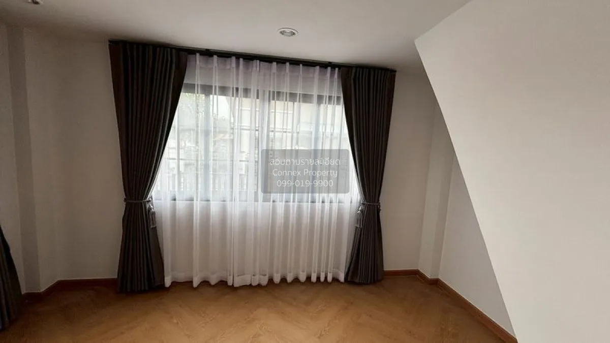 For Sale Townhouse/Townhome  , V - Alive Lumlukka-Klong 8 , corne