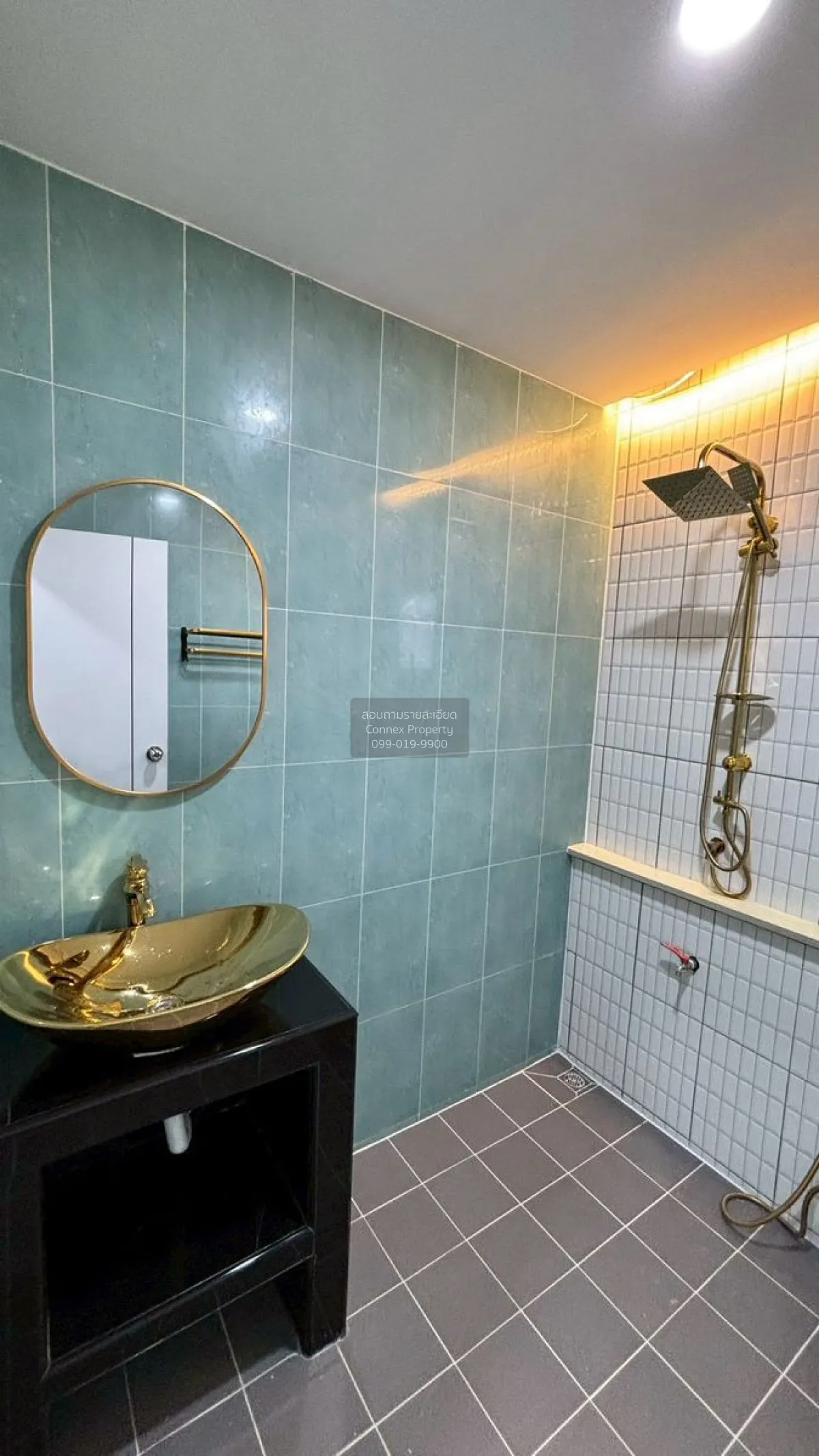 For Sale Townhouse/Townhome  , V - Alive Lumlukka-Klong 8 , corne