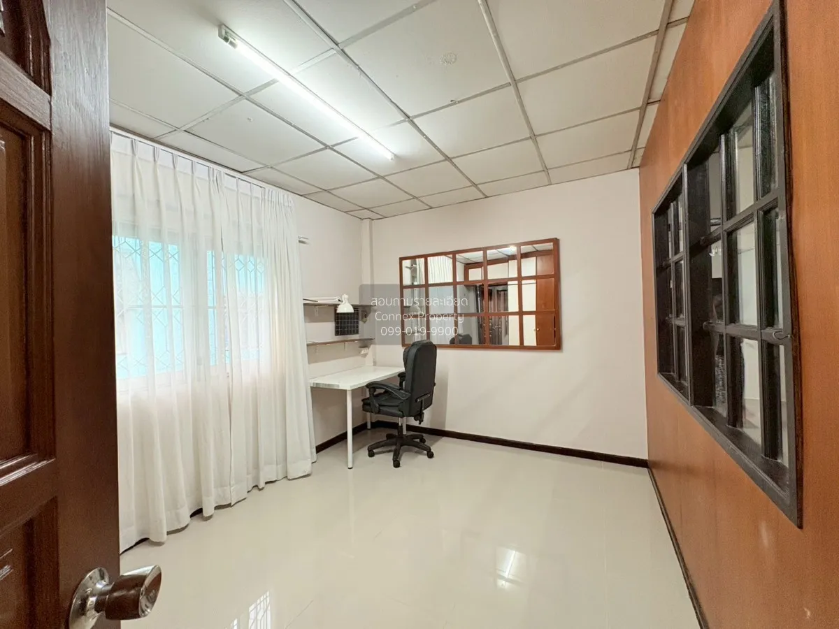 For Sale Corner unit townhouse in a good location on Lat Phrao–Wa