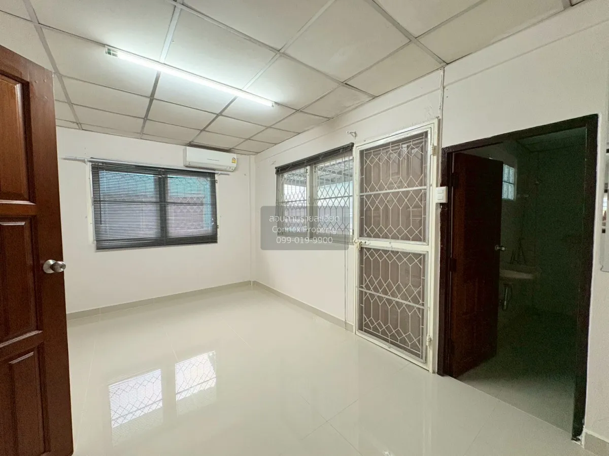 For Sale Corner unit townhouse in a good location on Lat Phrao–Wa