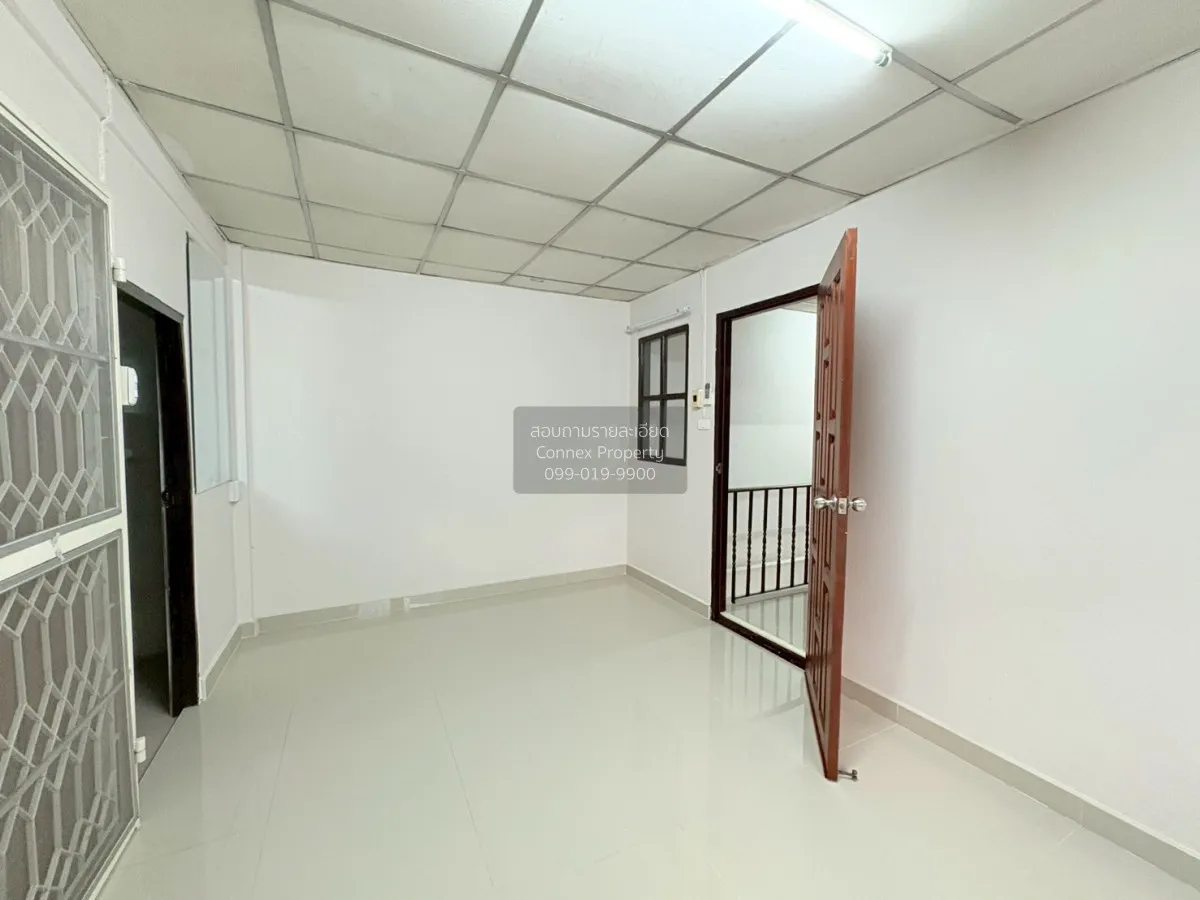 For Sale Corner unit townhouse in a good location on Lat Phrao–Wa