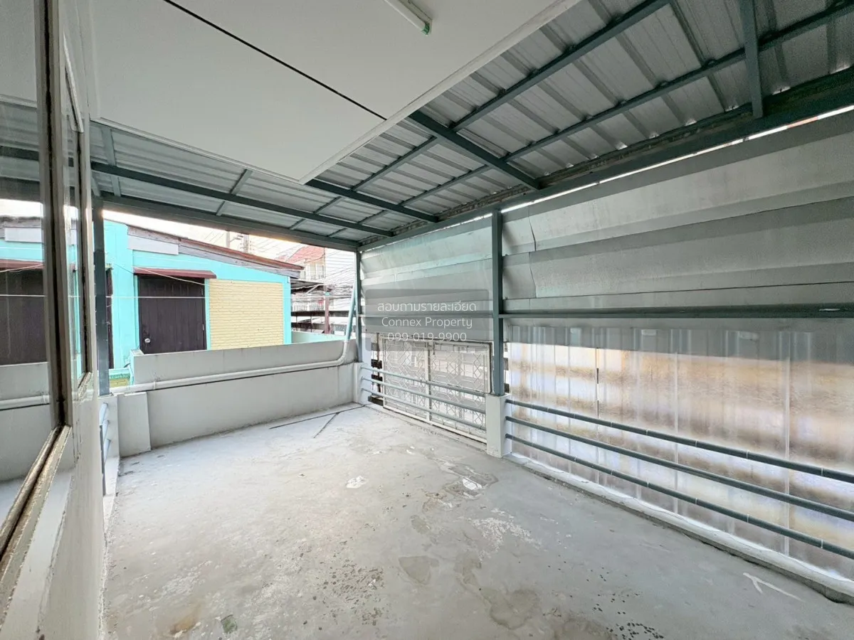 For Sale Corner unit townhouse in a good location on Lat Phrao–Wa